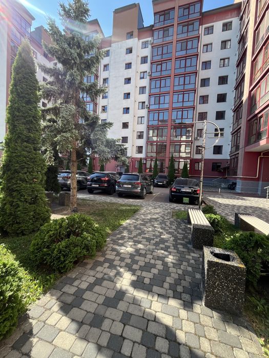 Продається квартира з великою кухнею 30м.,в ЖК закритого типу, з ремонтом,частково меблі.