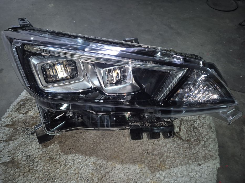 Farol direito Nissan Leaf ZE1