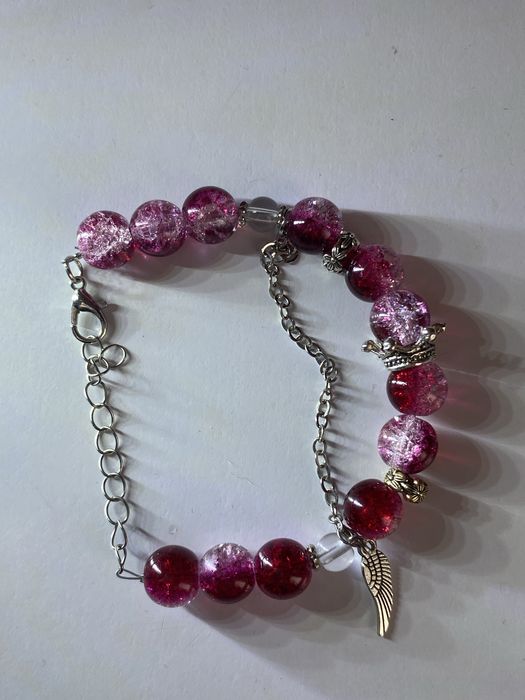 Ніжний браслет з намистинами "Бите скло" та підвіскою-крилом.