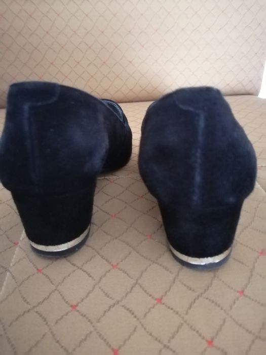 Sapatos em camurca pretos. Sem uso