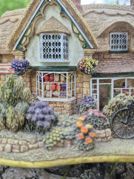 Колекційний будиночок котедж Lilliput Lane Sweets & Treats