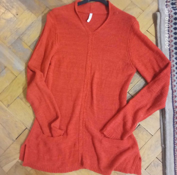 sweter cienki czerwony z delikatnie dzianym prostym wzorem