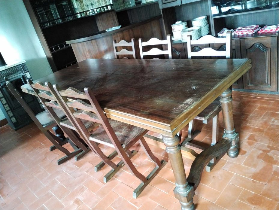 Mesa de jantar em madeira maciça