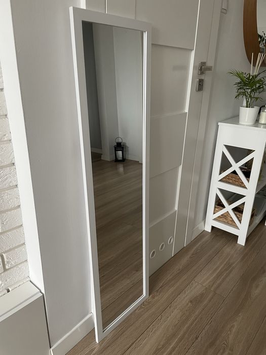 Lustro w bialej ramie