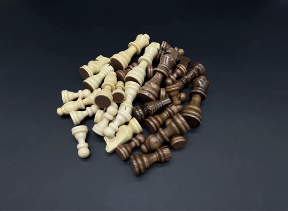 Комплект шахових фігур із дерева