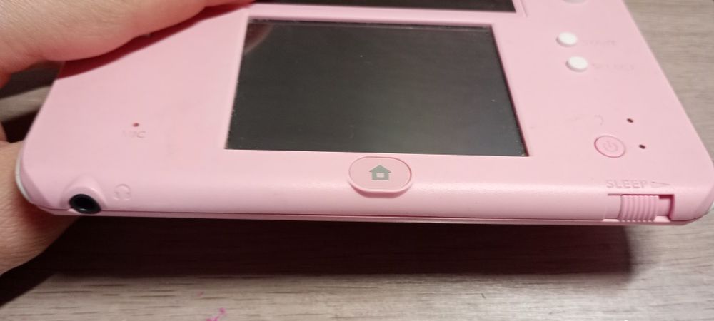 Продам ігрову приставку nintendo 2DS