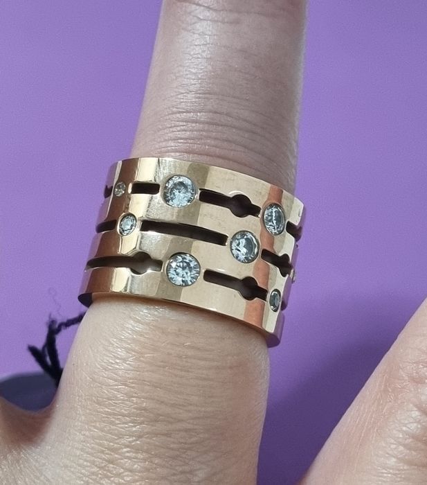 Anel em rose gold, em aço, cheio de brilhantes. T17