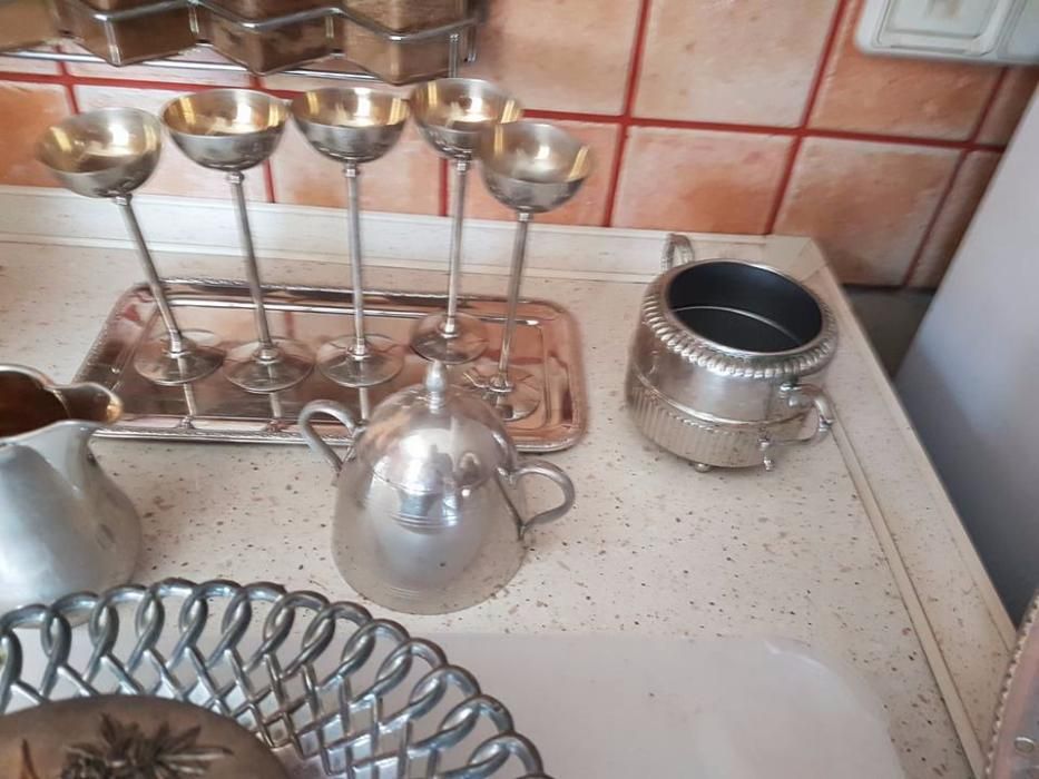 Srebrne dzbanek cukiernica kieliszki itp