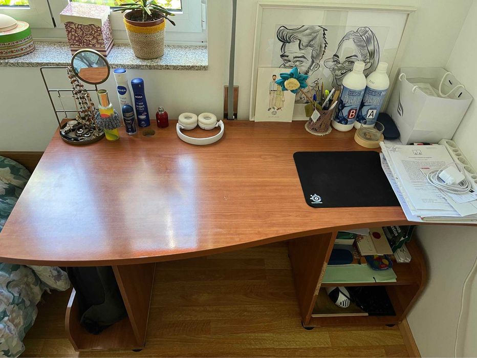 Secretária em madeira com arrumação lateral.