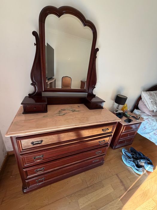 Jogo de quarto em madeira maciça e mármore rosa lindo ! Tudo em perfeito excelente estado