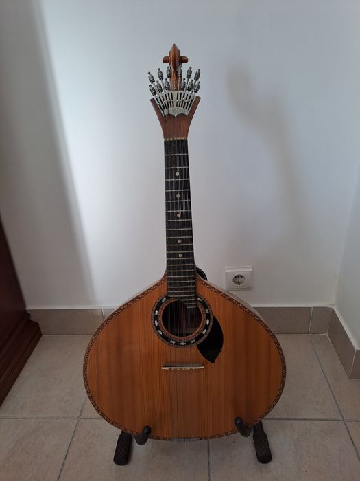 Guitarra portuguesa electrificada