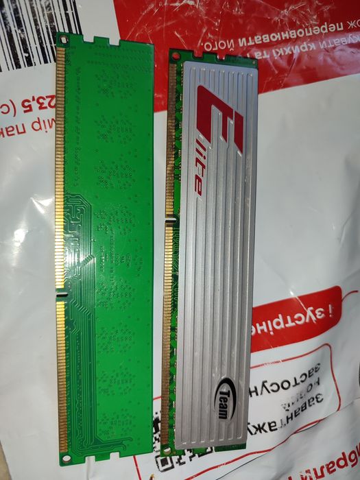 Оперативна пам'ять DDR ;4GB;1600MHz. Team group inc .