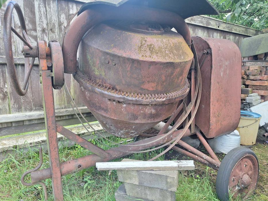 Stara solidna betoniarka