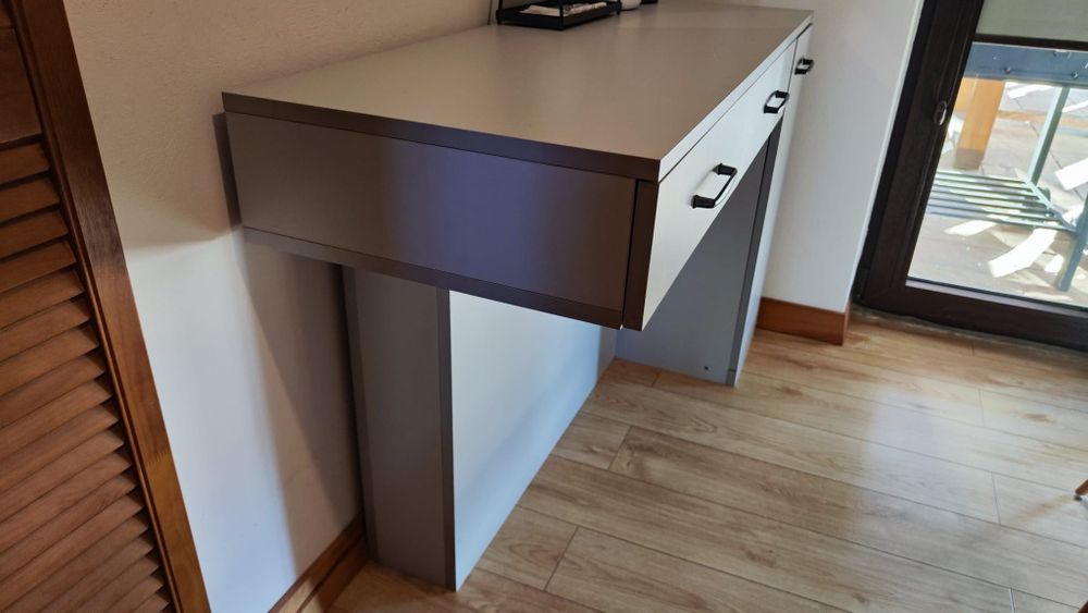 Szafki nocne, toaletka, półka wisząca