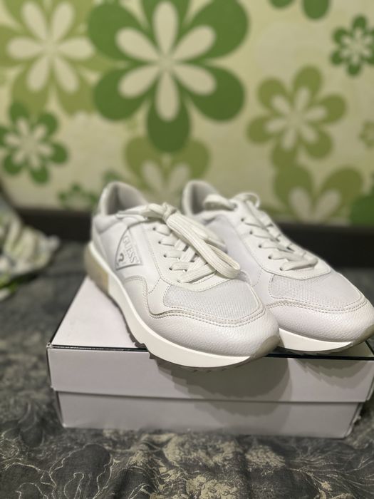 Кросівки білі Guess 37 розмір