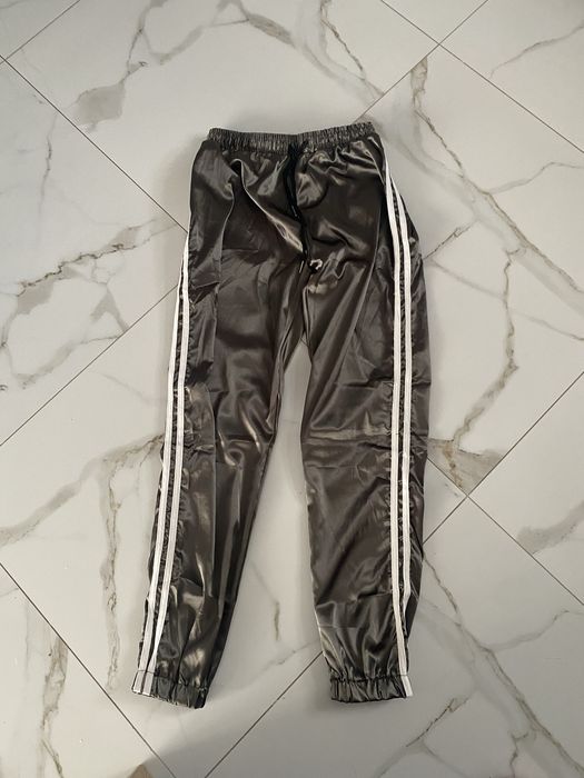 Satynowe spodnie z lampasami khaki s/m