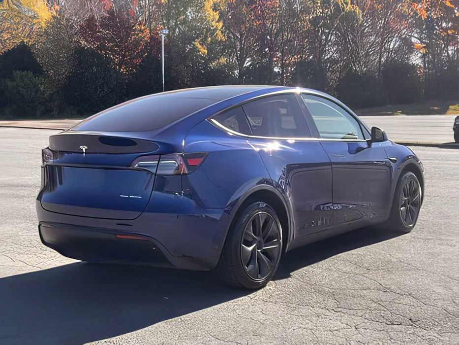 Tesla Model Y      2024