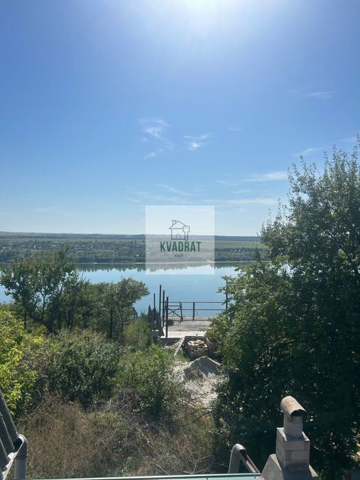 Продам будинок з готовим ремонтом на березі річки Дністер