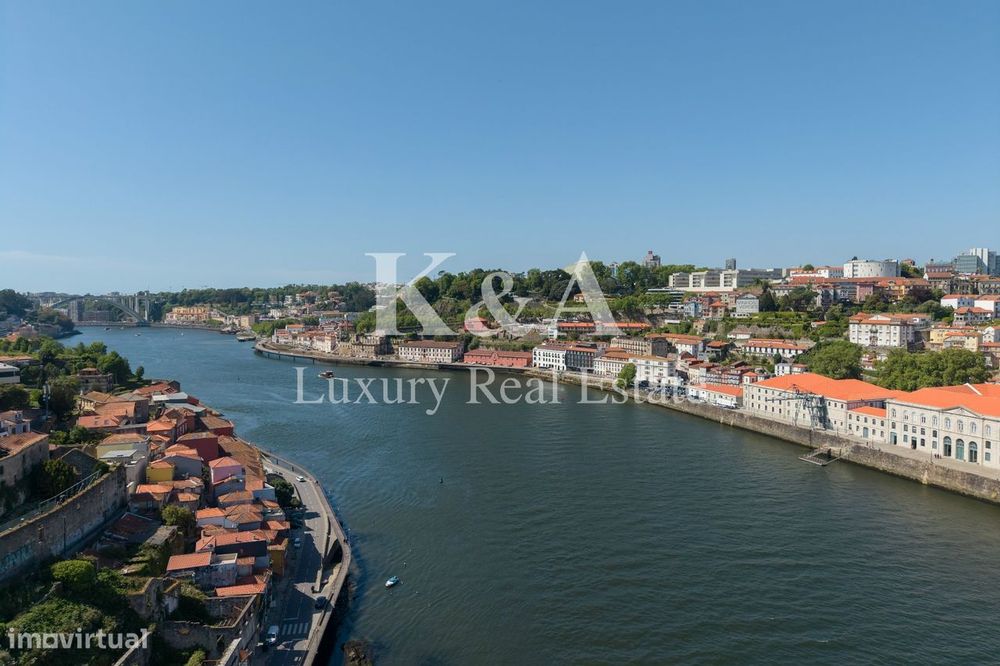 Dois prédios contíguos na zona histórica do Porto, com vistas diretas
