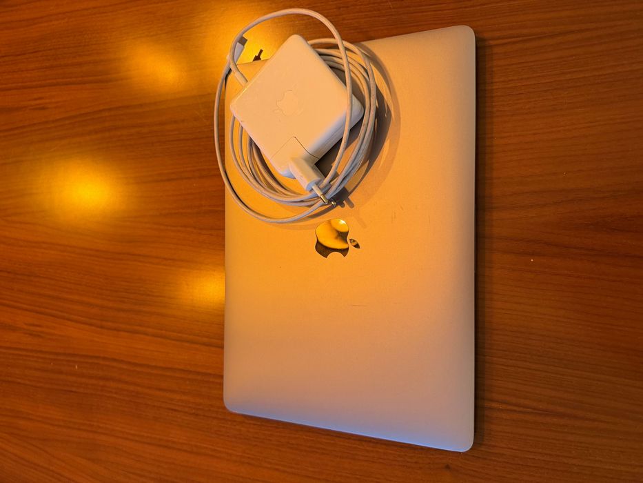 MacBook Pro 13" 2019 – i5 Quad-Core, 16GB RAM, 256GB SSD, Touch Bar + Carregador