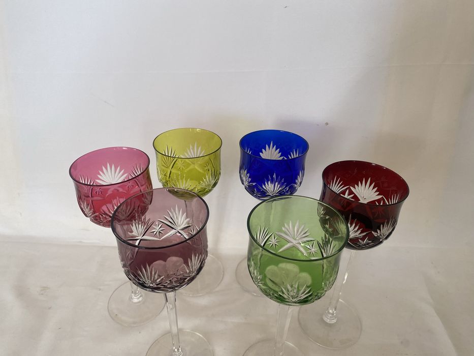 Copos em cristal de cores diversas