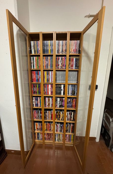Móvel/estante vitrine para CDs/DVDs com portas de vidro
