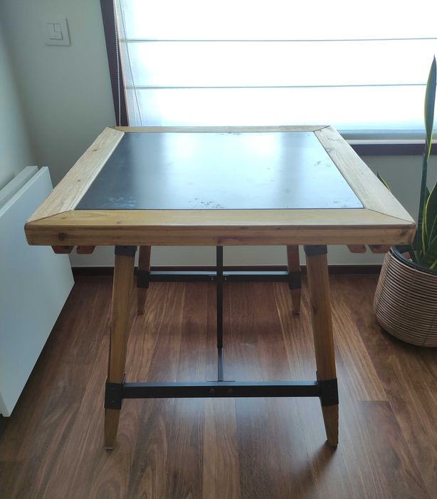 Conjunto de mesa e cadeiras estilo industrial