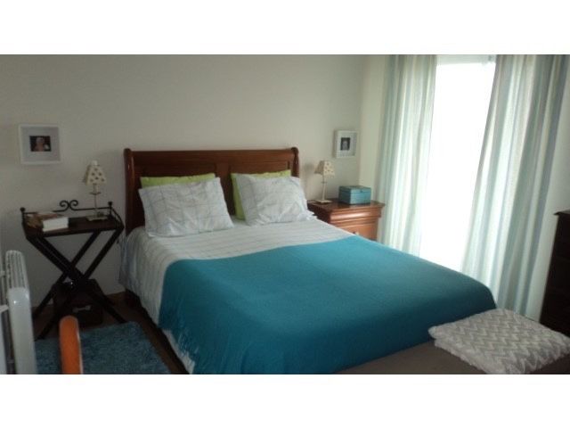 Cama de madeira de cerejeira