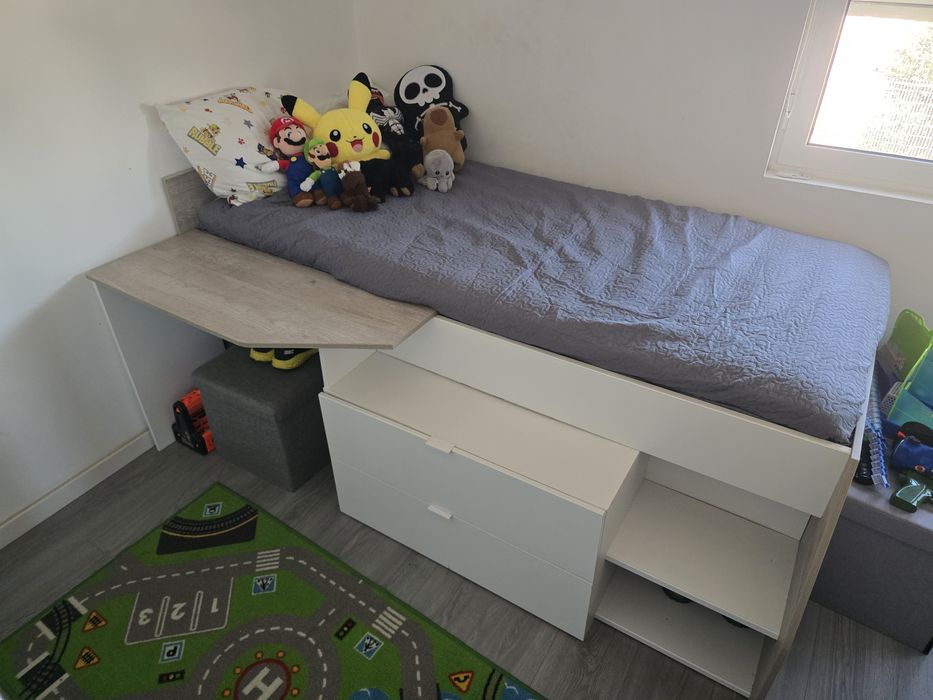 Cama de criança com secretária