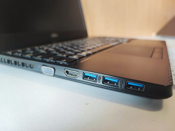 Fujitsu LIFEBOOK A555 i3-5005U 8GB RAM 128GB SSD Teclado PT Win 11 Estado: Muito Bom - B