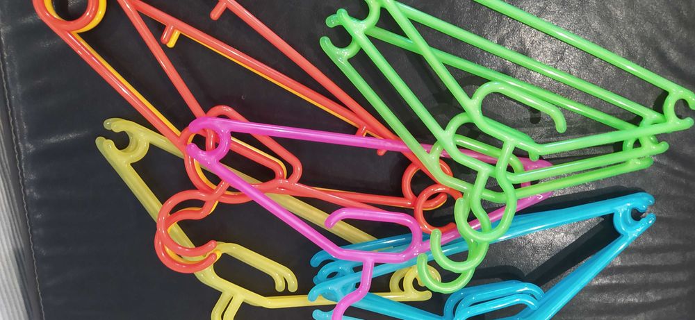 Cabides coloridos para criança