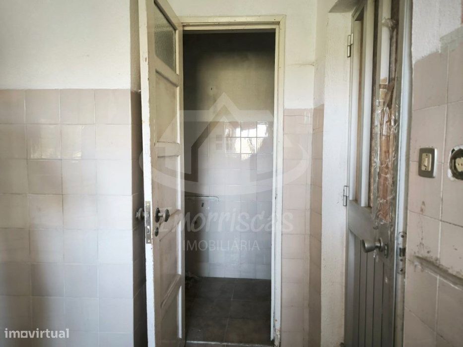 Prédio de 2 pisos para remodelação no Bairro de São João em Camarate