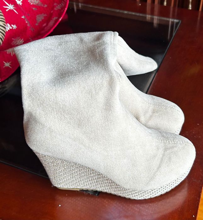 Botas com Cunha e cano alto