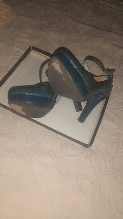 Sapatos salto alto em pele