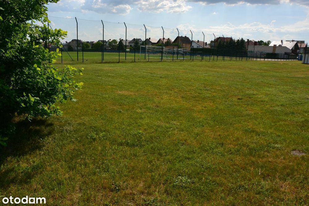 Działka budowlana w spokojnej wsi z mediami