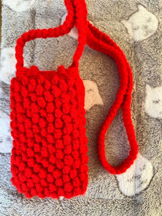 Etui na smartfona zrobione na szydełku. Na pomoc kotom bezdomnym.