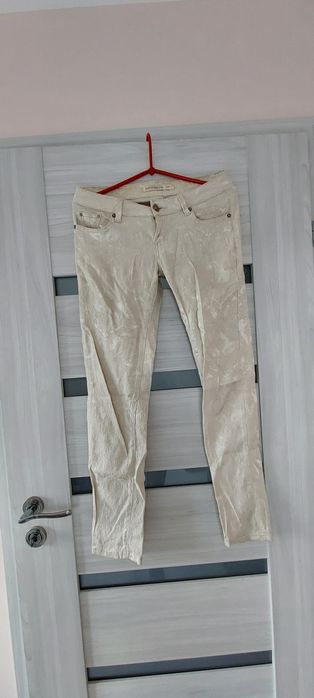 Spodnie z materiału M L biodrowki rurki kremowe resalsa