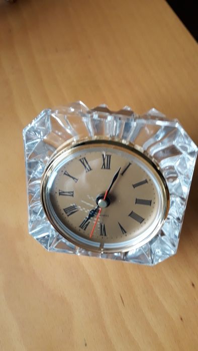 Relógio de mesa em cristal está como novo