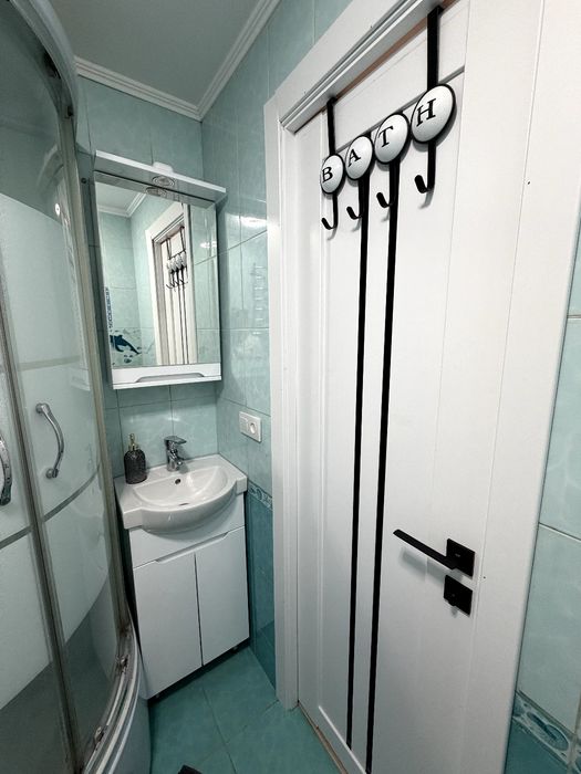 Власник без комісії. Київ .Продам 2 к квартиру 10 хв до метро. Бульвар Верховної Ради 26 Б