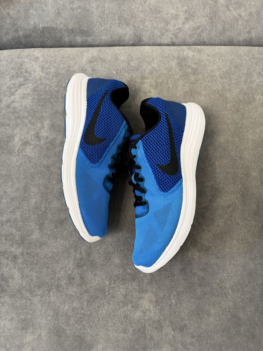 Кроссовки Nike Revolution 3