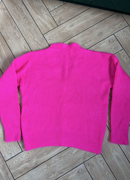 Rozowy sweter na guziki