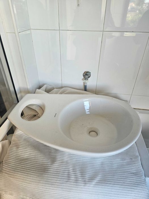 Lavatório de pousar com toalheiro