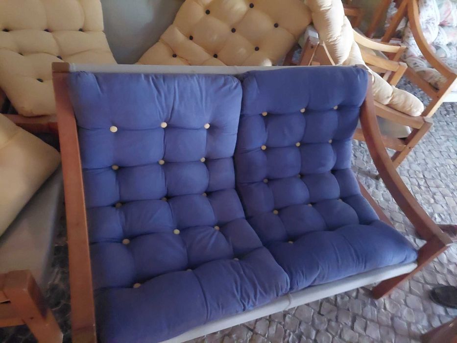 Sofás Almofadas em Tecido e Cadeiras tampo e costas em Tecido