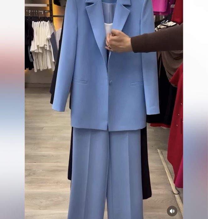 Жіночий класичний костюм на підкладці