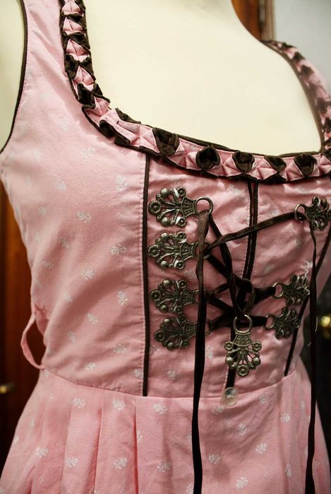 Vestido Vintage Bavarian Rosa com Avental Branco