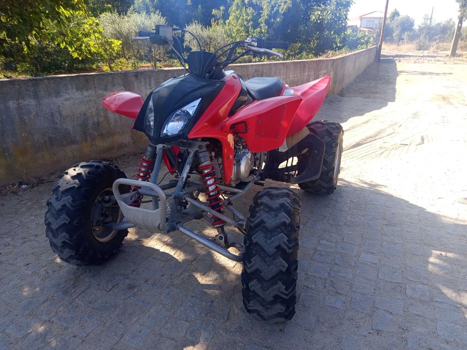 Mota em bom estado com revisão feita uma 300 Honda
