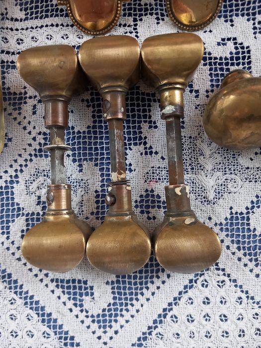 Trzy klamki  mosiężne