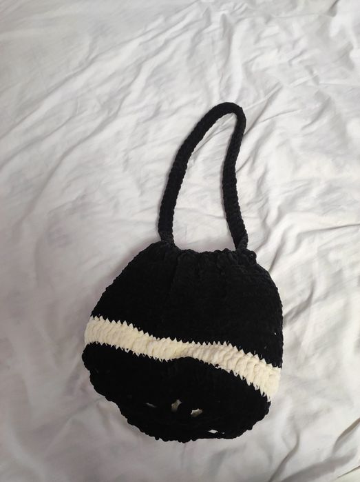 В'язана чорно-біла сумочка