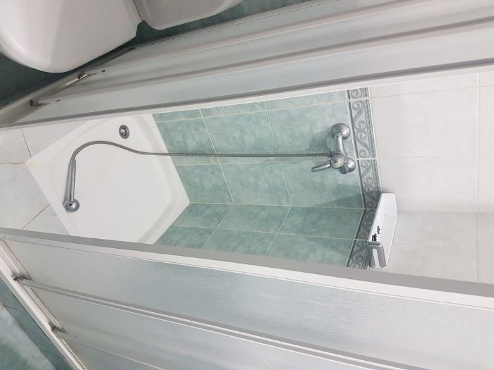 Lavatório de coluna e resguardo de poliban e Azulejos