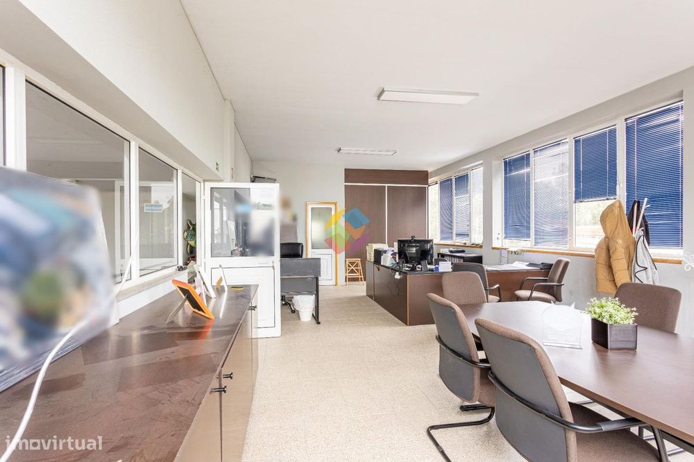 Armazém na Zona Industrial de São João de Vêr